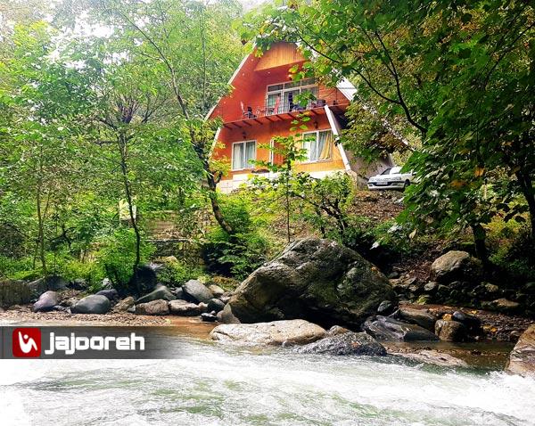 کلبه چوبی رو به رودخانه در اسالم