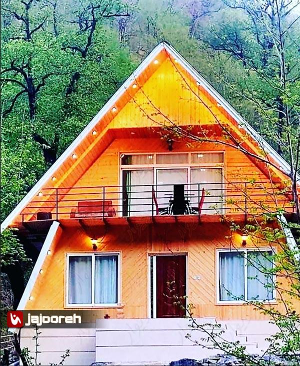 کلبه چوبی رو به رودخانه در اسالم