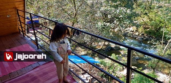 کلبه چوبی رو به رودخانه در اسالم